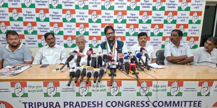 আগরতলা কংগ্রেস ভবনে সাংবাদিকদের মুখোমুখি জেলা কংগ্রেস পর্যবেক্ষক প্রদীপ জৈন।