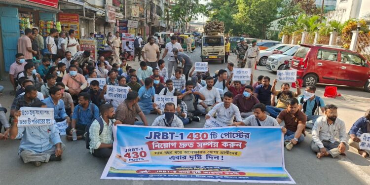 JRBT অফিসের সামনে ৪৩০টি টেকনিক্যাল শূন্যপদে নিয়োগের দাবিতে অব্যাহত আন্দোলন।