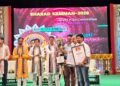 দুর্গাপুজোর শিল্প, সৃজনশীলতা ও ঐতিহ্যকে সম্মান জানাতে আয়োজিত SHARAD SAMMAN–2026 অনুষ্ঠানে সেরা থিমের স্বীকৃতিস্বরূপ পুরস্কৃত হলো সংশ্লিষ্ট পূজা কমিটি।